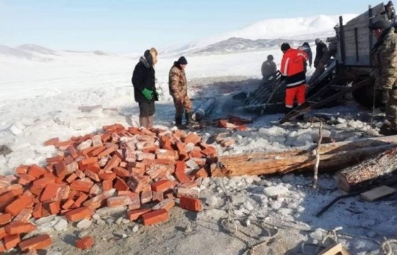 “Даян” нууранд цөмөрсөн автомашиныг татан гаргалаа