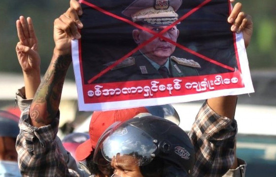 Мьянмарт жагсаал хийхийг хориглосон ч иргэд эсэргүүцлээ илэрхийлсээр байна
