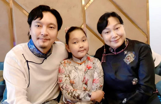 ФОТО: Олны танил эрхмүүдийн Сар шинийн гоёл