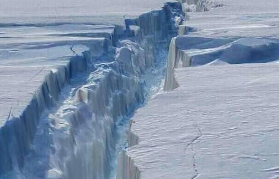 Нью-Йорк хотоос том мөсөн уул хагарч, Антарктид тивээс тусгаарлагджээ