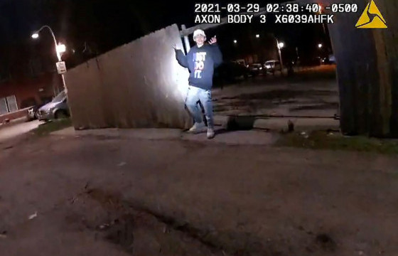 Чикаго хотын цагдаа 13 настай хүүг буудаж буй бичлэг цацагджээ