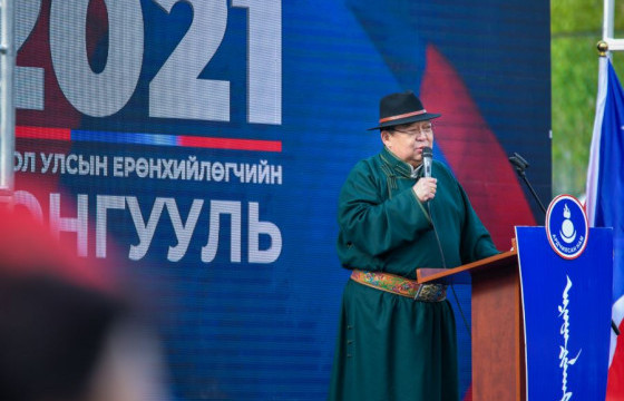 ФОТО: Нэр дэвшигч С.Эрдэнэ иргэд, сонгогчидтой уулзаж байна