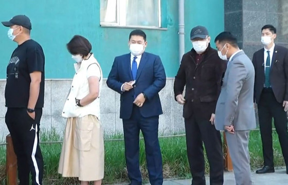 Л.Оюун-Эрдэнэ, Д.Сумъяабазар хамт саналаа өгөв