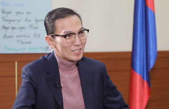 Н.УЧРАЛ: Шүүгч нарын суудаг өрөө жижигхэн байна гэж яриад суухаасаа ичихгүй байна уу
