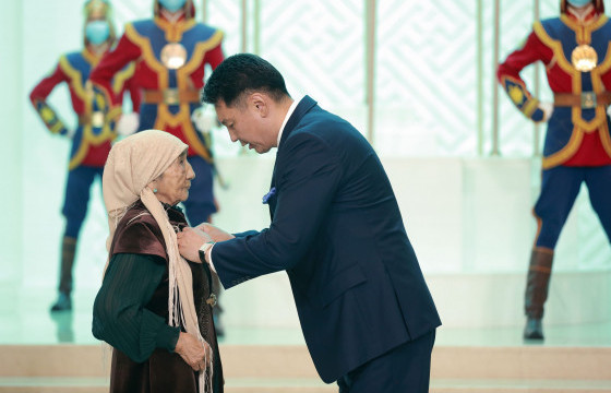 Монгол Улсын Ерөнхийлөгч У.Хүрэлсүх төрийн дээд цол, одон медаль хүртээв