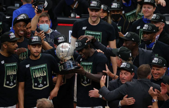 NBA FINALS: “Милуоки Бакс” баг 2020-2021 оны улирлын аварга болов