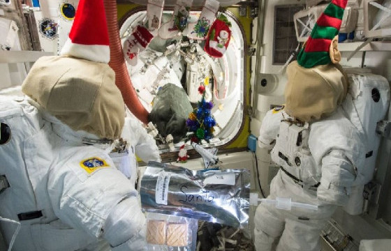 ШИНЭ ЖИЛ: Сансрын нисгэгчид сансарт хэрхэн зул сарын баяр тэмдэглэдэг вэ