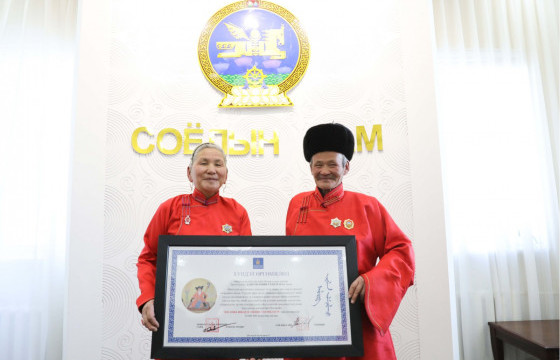 Шилдэг өвлөн уламжлагчаар хөхүүр урлаач Д.Гүндэгмаа шалгарчээ