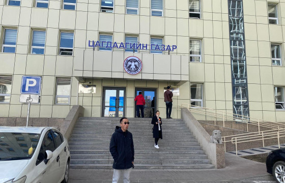 Жагсаалд оролцсон залуусаас Сүхбаатар дүүргийн цагдаагийн нэгдүгээр хэлтэст байцаалт авч байна  