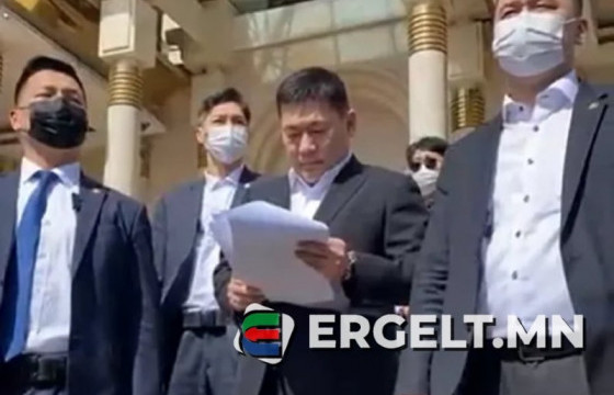 Ерөнхий сайд Л.Оюун-Эрдэнэ жагсагчидтай уулзахаар гарч ирлээ