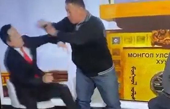 Х.Бат-Ялалт, Д.Үүрцайх нар шууд эфирийн үеэр зодолджээ 