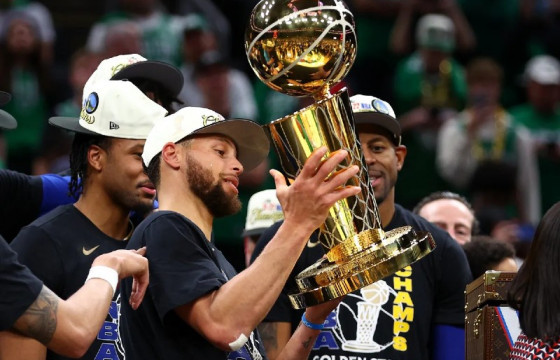 NBA FINALS: “Голден Стэйт Уорриорз” баг долоо дахь аваргын цомоо өргөлөө