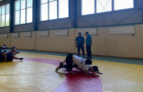 Д.Жаргалсайхан дэлхийн аваргад оролцох бөхчүүдийн бэлтгэлтэй танилцжээ