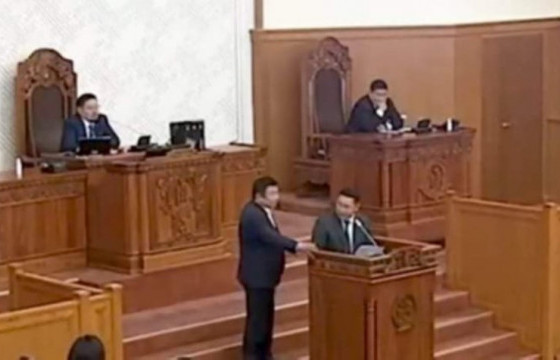 Чуулганы хуралдаанаар Д.Ганбат гишүүн бухимдаж, Г.Занданшатар сануулга өгч, Ж.Мөнхбат “Д.Ганбатын картыг О.Цогтгэрэл сугалсан” гэж хэлэв