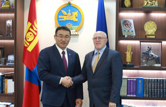 Хотын дарга Д.Сумъяабазар Элчин сайд Майкл С.Клеческид хүндэтгэл үзүүлжээ