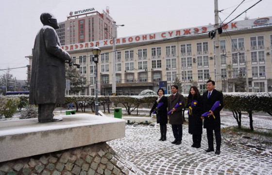 С.Зориг агсны хөшөөнд Хөдөлмөрийн үндэсний намынхан хүндэтгэл үзүүлж, цэцэг өргөлөө