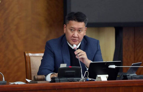 Сангийн сайд Б.Жавхлан, УИХ-ын гишүүн Ж.Бат-Эрдэнэ нар аймгийн төсвийг үзэмжээр тавьсан асуудлаар маргалдав