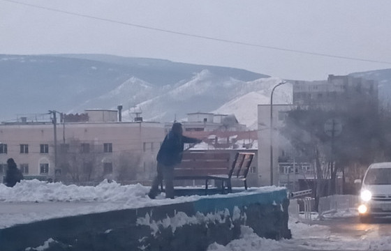 Цагдаагийн “Сүлд” чуулгынхан эзэмшлийн талбайнхаа цасыг иргэдийн зорчдог автозам руу овоолж хаяжээ