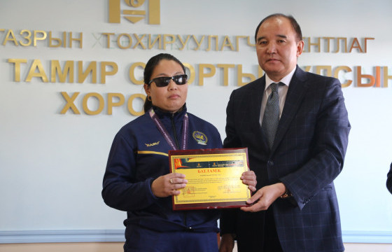 Дэлхийн аваргын мөнгөн медальт Л.Туруунаад мөнгөн урамшууллын батламж гардуулав
