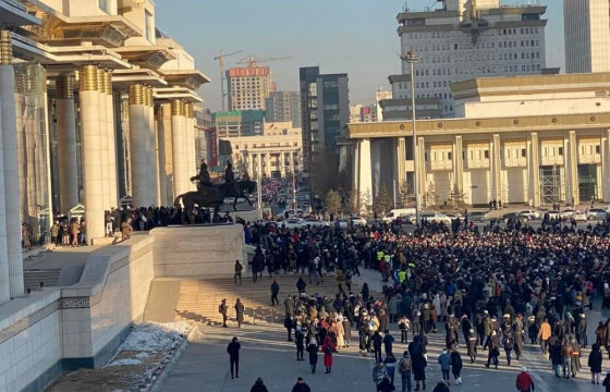 ФОТО: ИРГЭД ТӨРИЙН ОРДОН РУУ ДАЙРЧ, ТЭМЦЛИЙН ХУРЦ ХЭЛБЭРТ ШИЛЖИЖ БАЙНА
