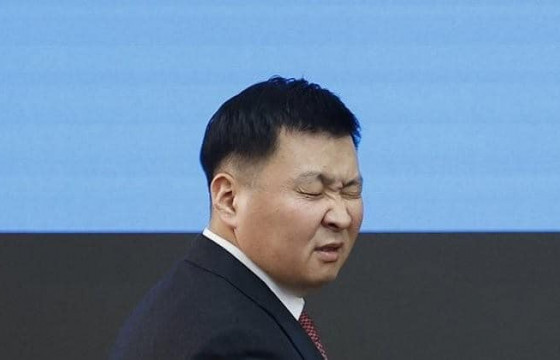 Э.БАТ-АМГАЛАН: Би ханиадтай байгаа. Найтаах үед авсан зургийг согтуу байсан гэж тайлбарлаад байх шиг байна