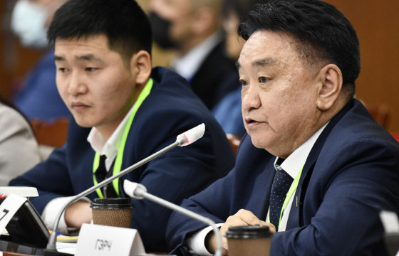 Б.МӨНХТӨР:  Төслийн бодит байдлаа ярих гэхээр хорьчихоод, тулгасан асуултууд орж байна