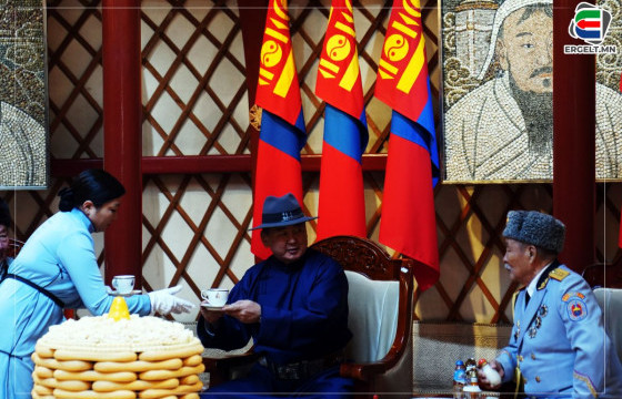 ФОТО: Төрийн гурван өндөрлөг төр нийгмийн зүтгэлтэн азай буурлуудаа хүндэтгэн, Төрийн золголт хийлээ