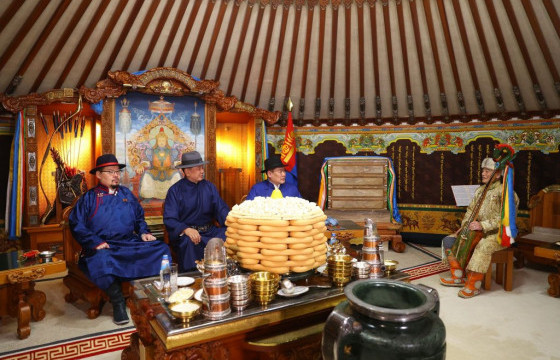 Төрийн гурван өндөрлөг Есөн хөлт цагаан туганд хүндэтгэл үзүүлж, Төрийн золголт хийлээ