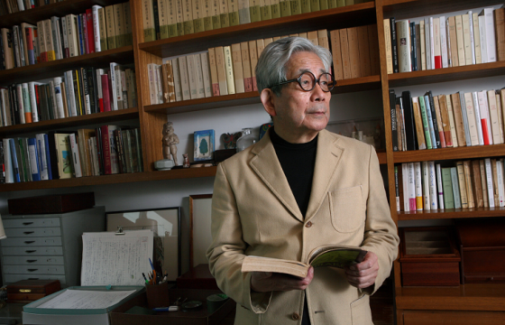Нобелийн шагналт зохиолч Оэ Кензабүро таалал төгсжээ