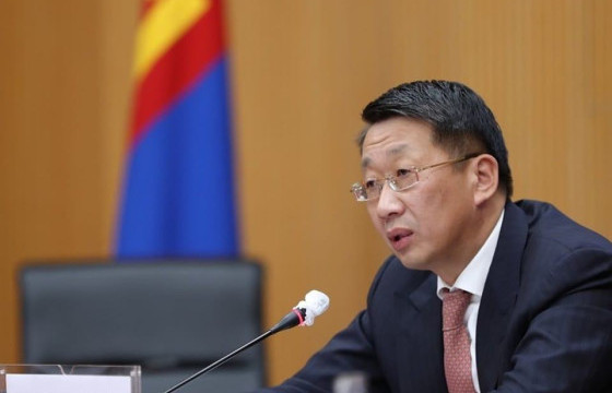 Л.ЭНХ-АМГАЛАН: Хуулинд нэгдүгээр  ангиас англи хэл заах тухай ямар ч үг, өгүүлбэр, заалт байхгүй. Гуравдугаар ангиас заана