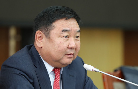 Л.ОЮУН-ЭРДЭНЭ: Д.Ганбат гишүүн өрөөнд уулзахаараа Үндсэн хуулийн нэмэлт, өөрчлөлт зөв гэдэг ч чуулганы танхимд орж ирээд ярихаараа буруу юм биш үү гээд байж болохгүй