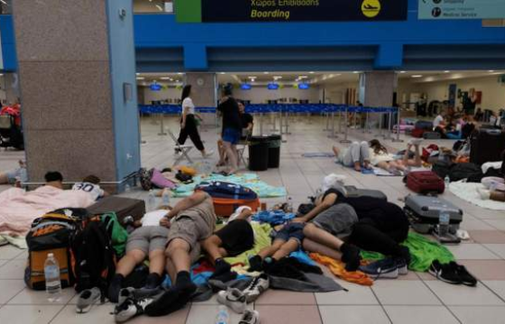 Грекээс жуулчдыг эх орон руу нь буцаах ажил гацаж, жуулчид онгоцны буудлаар хоноглож байна