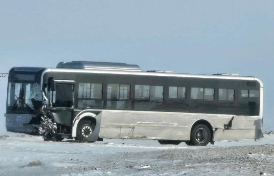 Суудлын автомашин автобустай мөргөлдсөний улмаас хоёр хүн амиа алджээ