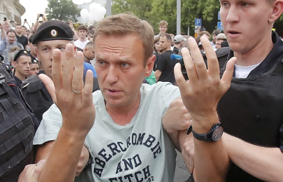 А.Навальныйгийн ээжийг хүү нь гаднын нөлөөгүй нас барсан гэх гэрчилгээнд гарын үсэг зурахыг шаарджээ