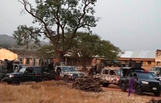 Нигерийн гэмт бүлэглэл тосгоны сургуулиуд руу халдаж, 280 гаруй хүүхэд барьцаалжээ
