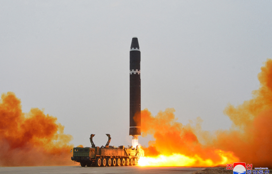Хойд Солонгос Японы эрэг рүү хоёр баллистик пуужин харважээ
