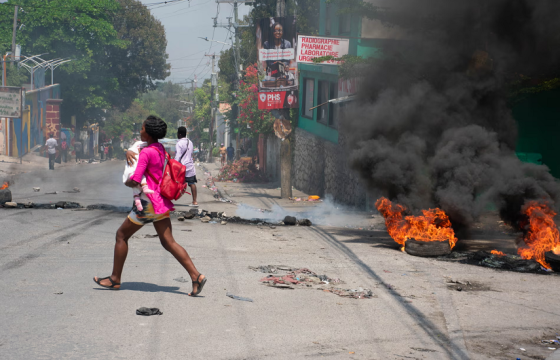 Хаитигийн дээрмийн бүлэглэлүүдийн бослого хяналтаас гарч, Порт-О-Пренс хот оршуулгын газар болж байна гэв