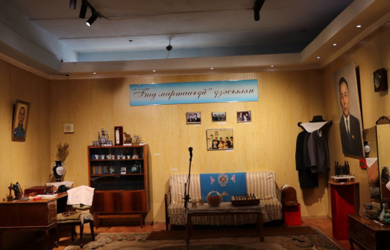Увс аймгийн музейд төр, нийгмийн зүтгэлтэн Ж.Батмөнх агсны нэрэмжит танхимыг байгуулжээ