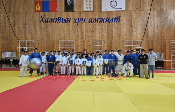 АНУ-ын “Кано” клубийн залуус, “Арслан” клубт бэлэг гардуулан өгөв