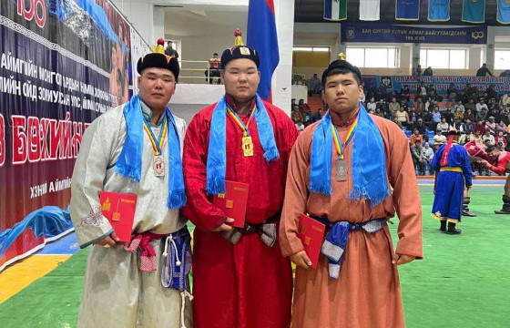 Хэнтийд болсон өсвөрийн барилдаанд Б.Мөнхжин түрүүлжээ