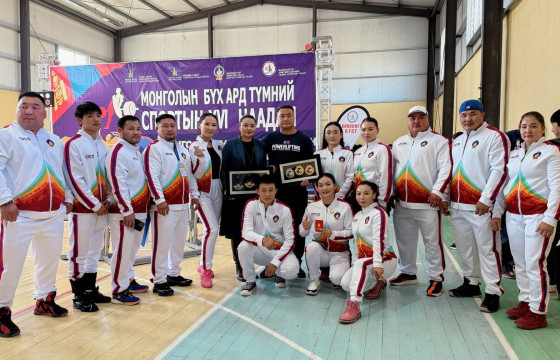 Баянхонгор пауэрлифтингийн төрөлд багийн дүнгээр хүрэл медаль хүртжээ