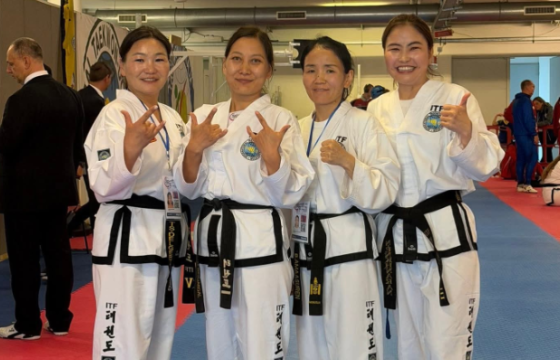 Эмэгтэй баг таеквондо-гийн хатуу биет хугалах төрлийн дэлхийн аварга боллоо