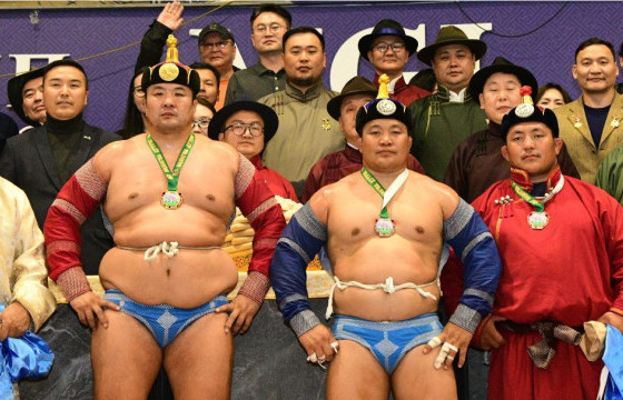 Б.Бүрэнтөгс аварга Баянгол дүүргийн ойн барилдаанд түрүүллээ