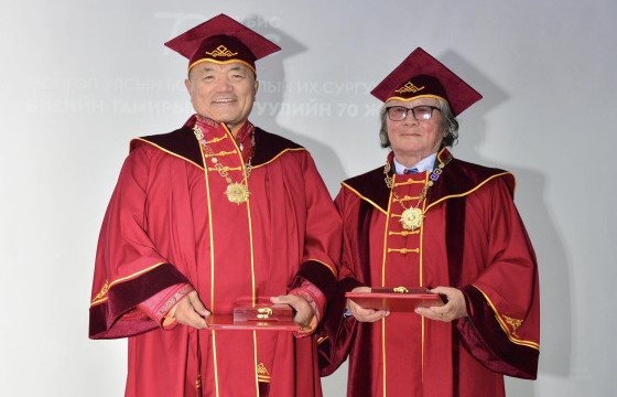 Ч.Дамдиншарав, О.Балжинням нар МУБИС-ийн “Хүндэт доктор” цол хүртлээ