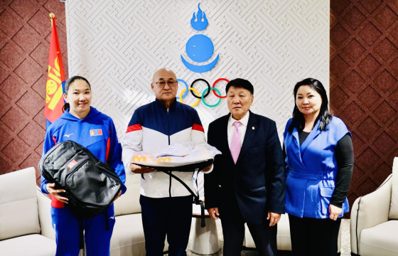 Пара хөнгөн атлетикийн тамирчдад  “361”  брэндийн иж бүрэн хувцас гардууллаа