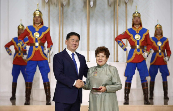 АРДЫН ЭМЧ О.СЭРГЭЛЭН: МЭС ЗАСЛЫН ӨРӨӨНД БИДЭНТЭЙ ХАМТ 33 ЦАГ ТЭМЦЭЖ, ЭЛГЭЭ СОЛИУЛСАН ХҮН МААНЬ ЭРҮҮЛ ЭНХ АМЬДАРЧ БАЙГАА НЬ БИДНИЙ ШАГНАЛ ЮМ ДАА