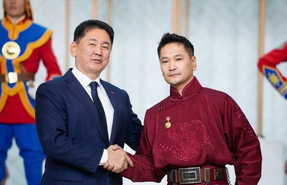 С.АРИУНБЯМБА: Ард түмнийхээ дуудлагаар уухайн түрлэг, халуун алга ташилтад дор энэхүү шагналаа хүртсэндээ маш их баяртай байна