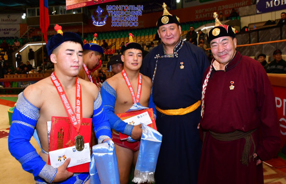 Үндэсний бөхийн өсвөр үе, залуучуудын улсын аваргууд тодров