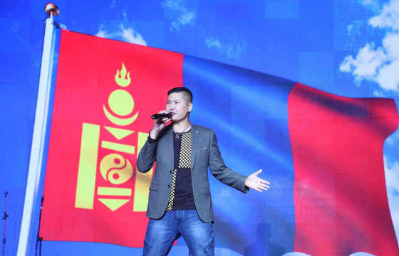 “Fire”-ийн  ДАЛАЙ: Биднийг тайзан дээр гарахаар үзэгчид “Бороо, бороо” гээд хашхирдаг шүү