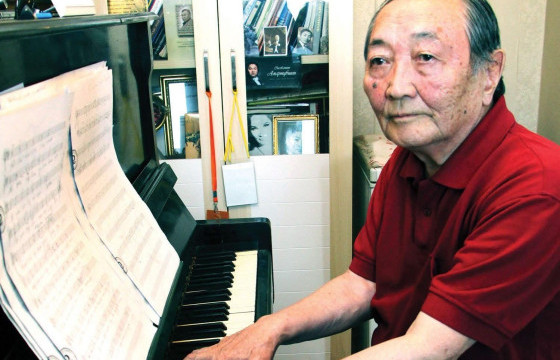  “НАМУУН ҮДЭШ”, “ДОРНЫН ЦАГААН САРАН” ТЭРГҮҮТЭЙ ДУУНЫ АЯЛГУУГ  МОНГОЛЧУУДЫН ЗҮРХ СЭТГЭЛД ЭГШИГЛҮҮЛСЭН АРДЫН ЖҮЖИГЧИН Д.БАТТӨМӨР